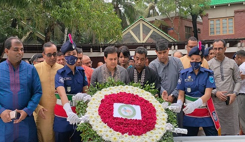 বঙ্গবন্ধুর সমাধিতে সদ্য পদোন্নতিপ্রাপ্ত ১৬ ডিআইজির শ্রদ্ধা