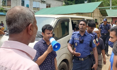 সয়াবিন তেল মজুদ ও উচ্চমূল্যে বিক্রির অভিযোগে শাহজাদপুরে চার ব্যবসা প্রতিষ্ঠানকে জরিমানা