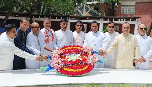 বঙ্গবন্ধুর সমাধিতে সদ্য পদোন্নতিপ্রাপ্ত ১০ ডিআইজির শ্রদ্ধা