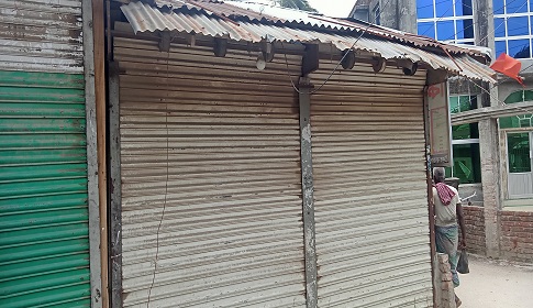 তজুমদ্দিনে মেয়াদ শেষে ছেড়ে না দেয়ায় দোকানে তালা