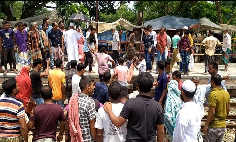 কামারখন্দে ট্রেনে কাটা পড়ে শিশুসহ নিহত ২