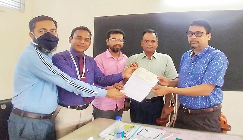 ফরিদপুর চিনিকলে বীমার মরনোত্তর চেক প্রদান