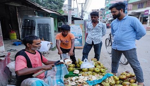 সিরাজগঞ্জে মোড়ে মোড়ে বিক্রি হচ্ছে তালের শাস