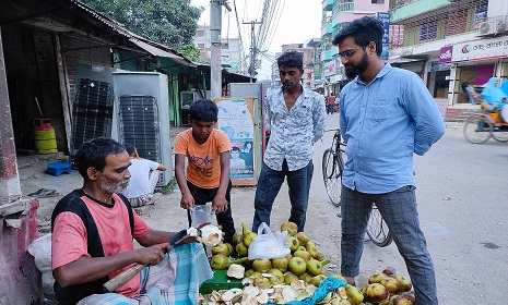 সিরাজগঞ্জে মোড়ে মোড়ে বিক্রি হচ্ছে তালের শাঁস