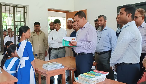 পরিদর্শনে গিয়ে এতিম শিশুদের পাঠদান করালেন সচিব 