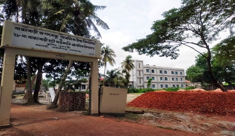 বিদ্যালয়ের মাঠ ভাড়া দেওয়ায় বিপাকে শিক্ষার্থীরা!