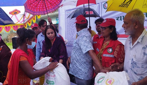 দৌলতদিয়া যৌনপল্লী বাসীর মাঝে রেড ক্রিসেন্টের খাদ্য সহায়তা প্রদান 