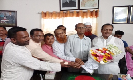 ফরিদপুর জেলা আ.লীগ এর নবনির্বাচিত সভাপতি শামীম হককে ফুলেল শুভেচ্ছা