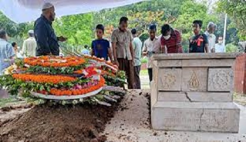 স্ত্রীর কবরের পাশে চিরশায়িত আবদুল গাফ্ফার চৌধুরী