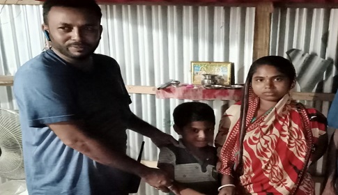 টুঙ্গিপাড়ায় পথভ্রষ্ট শিশুকে বাড়ি ফিরিয়ে দিল পুলিশ