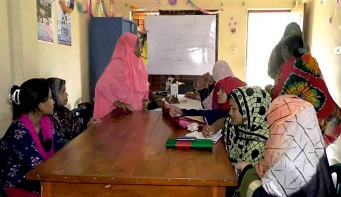 প্রশিক্ষনার্থী ঝাড়ুদার, আয়া ও অফিস সহকারির ৩ মেয়ে!