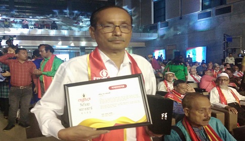 বসুন্ধারা মিডিয়া অ্যাওয়ার্ড পেলেন প্রবীণ সাংবাদিক রবীন্দ্রনাথ অধিকারী