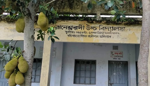নগরকান্দায় শিক্ষার্থীদের অস্ত্র হাতে শ্রেণী কক্ষে প্রবেশ!