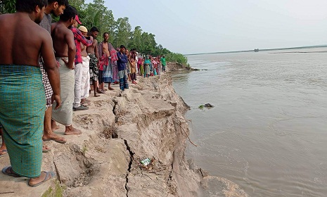 যমুনায় বিলীন বসত ভিটা ও তাঁত কারখানা