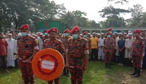 সীতাকুণ্ডে নিহত ফায়ার লিডার এমরান হোসেনের দাফন সম্পন্ন