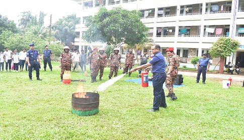 অগ্নি-নির্বাপণে দক্ষতা বৃদ্ধির লক্ষে মৌলভীবাজারে পুলিশের কর্মশালা ও মহড়া 
