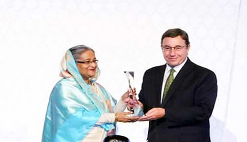শেখ হাসিনার ঝুলিতে অর্ধশতাধিক পদক-পুরস্কার-ডিগ্রি