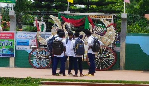 ক্লাস ছেড়ে শিক্ষার্থীদের যমুনার পাড়ে আড্ডা!