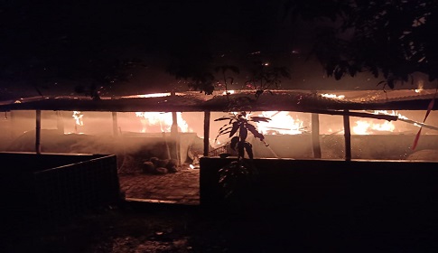 গভীর রাতে মুক্তিযোদ্ধার বাড়িতে আগুন দিলো দুর্বৃত্তরা!