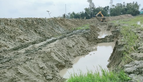 জোরপূর্বক কৃষি জমির মাটি কেটে রাস্তা নির্মাণ, নষ্ট হচ্ছে শত শত বিঘা আবাদি জমি