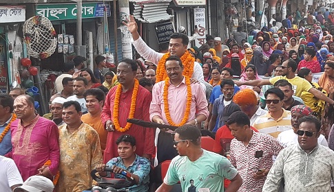 মেহেরপুরে নবনির্বাচিত পৌর মেয়র রিটনের আনন্দ র্যালি