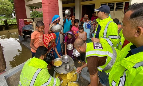 মৌলভীবাজারে বন্যাদুর্গত এলাকায় পুলিশের পক্ষ থেকে খাবারসহ প্রয়োজনীয় উপকরণ বিতরণ অব্যাহত