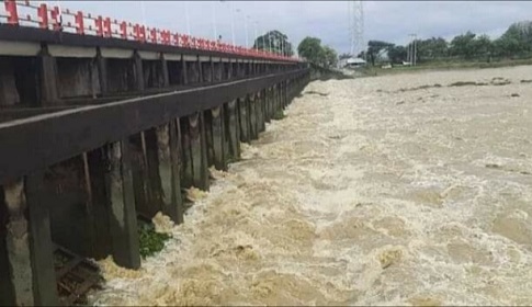 ফুলগাজীতে বন্যা নিয়ন্ত্রণে খুলে দেওয়া হল মুহুরী রেগুলেটরের ৪০ গেট