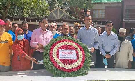বঙ্গবন্ধুর সমাধিতে নিরাপদ খাদ্য কর্তৃপক্ষ চেয়ারম্যানের শ্রদ্ধা