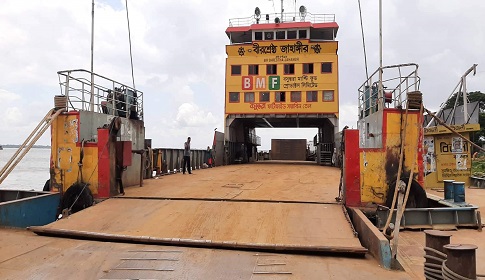 দৌলতদিয়া-পাটুরিয়া ঘাটে নেই সেই চিরচেনা রুপ, বিপাকে স্থানীয় ব্যবসায়ীরা