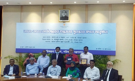 রাজনৈতিক শক্তি যেভাবে চায়, আমলারা সেভাবে কাজ করেন
