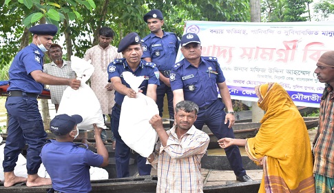 মৌলভীবাজারে পানিবন্দি মানুষের মধ্যে আইজিপির পাঠানো ত্রাণ বিতরণ করলেন ডিআইজি