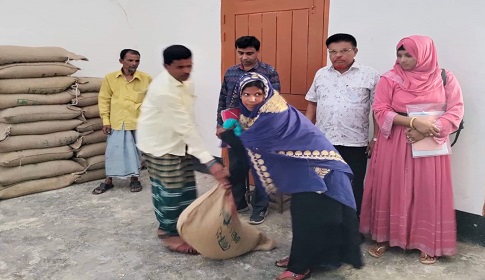 নগরকান্দার চরযশোরদী ইউপিতে ভিজিডির চাল বিতরণ