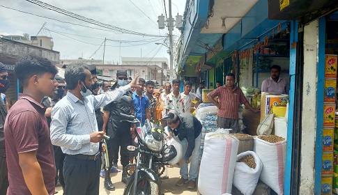 বেশি দামে চিড়া-মুড়ি বিক্রির অভিযোগে শ্রীমঙ্গলে র‌্যাব ও ভোক্তার যৌথ অভিযান