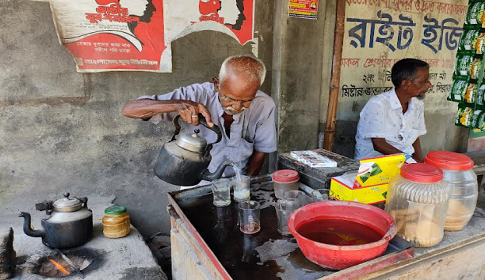 চা বিক্রি করে সংসার চালান ৯০ বছরের বিনয় সাহা!