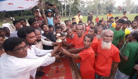 সিরাজগঞ্জে বুড়োদের নিয়ে বঙ্গমাতা প্রীতি ফুটবল ম্যাচ