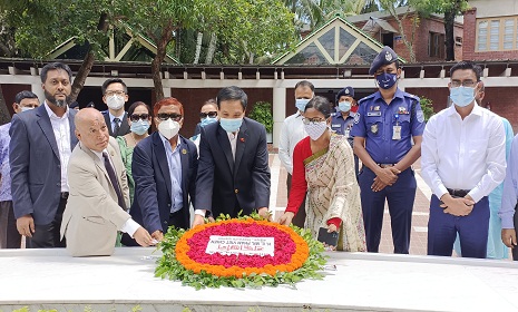 বঙ্গবন্ধুর সমাধিতে  ভিয়েতনামের রাষ্ট্রদূতের শ্রদ্ধা