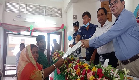 নগরকান্দায় ঘর পেলো ১০ পরিবার