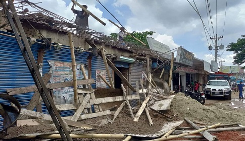 নগরকান্দায় অবৈধ স্থাপনা উচ্ছেদ 