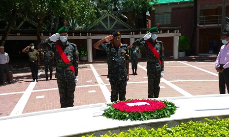 জাতির পিতার সমাধিতে আনসার ও গ্রাম প্রতিরক্ষা রাহিনীর মহাপরিচালকের শ্রদ্ধা