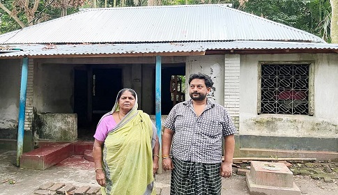 ধীরে ধীরে স্বাভাবিক জীবনে ফিরছেন হামলার শিকার সাহাপাড়ার বাসিন্দারা