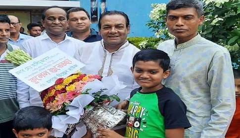 সদ্য পদোন্নতি প্রাপ্ত পুলিশ সুপার আলিমুজ্জামানকে ফরিদপুর জেলা আ.লীগের শুভেচ্ছা