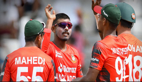 মোসাদ্দেকের ঘূর্ণিতে কাঁপছে জিম্বাবুয়ে