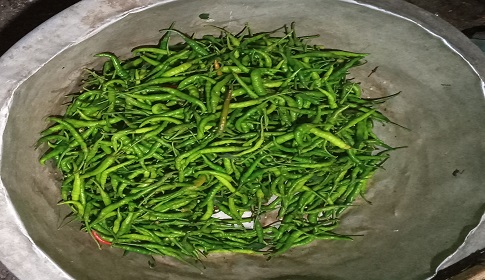 ফরিদপুরে ২০০ টাকা কেজিতে বিক্রি হচ্ছে মরিচ