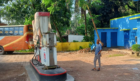জ্বালানি তেলের দাম বাড়ায় ফরিদপুরে বেশিরভাগ পেট্রোল পাম্প ছিল খালি