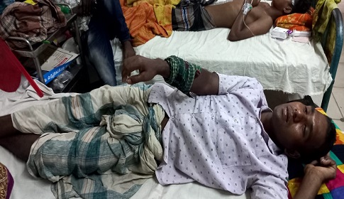 সালথায় দুই সহোদরকে কুপিয়ে ও পিটিয়ে জখম