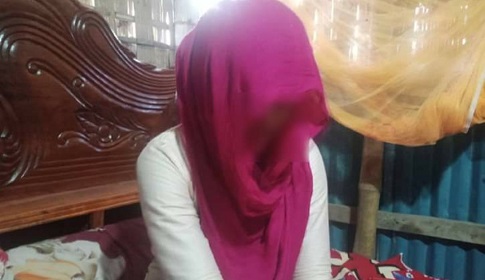 বিয়ের দাবিতে চাচার বাড়িতে অনশনে কিশোরী