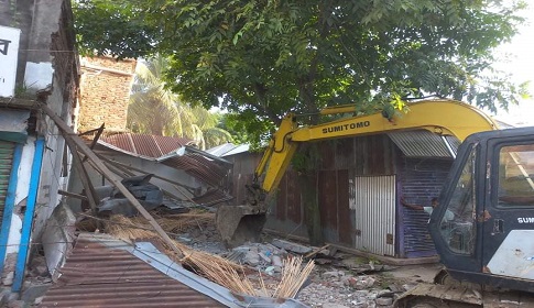 সালথায় সরকারি জায়গায় নির্মিত বহু স্থাপনার মধ্যে একটি দোকান উচ্ছেদ!
