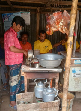 এবার ধাক্কা লাগলো ফুটপাতে চায়ের দোকানে