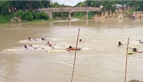 সালথার কুমার নদে কলাগাছ বাইচ প্রতিযোগিতা অনুষ্ঠিত