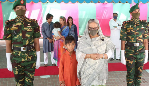 টুঙ্গিপাড়ায় জাতির পিতার সমাধিতে প্রধানমন্ত্রীর শ্রদ্ধা